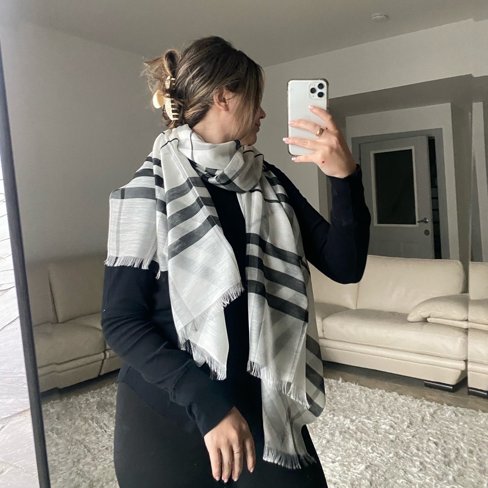 black & white derailed scarf - Picture 2 of 8